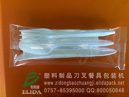 供應(yīng)依利達(dá)塑料制品刀叉餐具包裝機(jī)械佛山下走紙式枕包機(jī)歡迎訂購