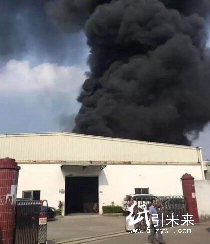 華南一印刷廠大火蔓延至周邊兩廠，8個鎮的31輛消防車全部出動