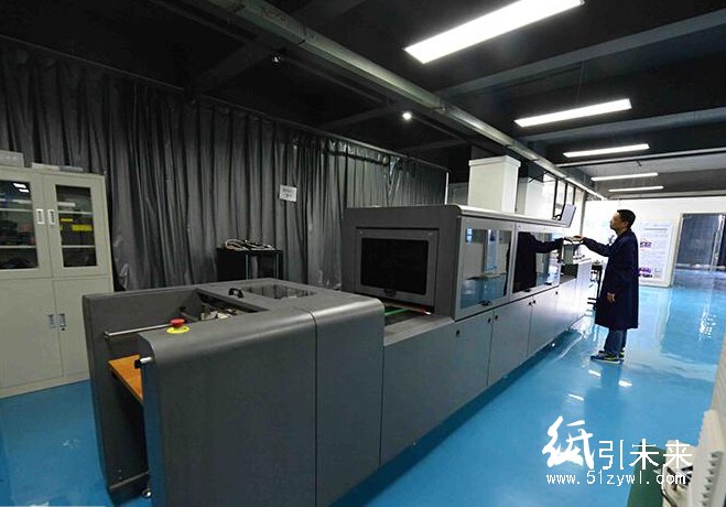 國內(nèi)首臺數(shù)碼上光印刷機在洛研制成功