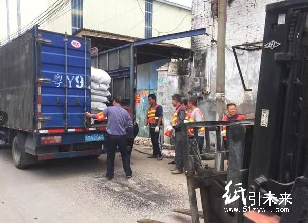 環保風暴又來了！200人執法拿下18家廢品回收企業?。? /></p>
<p>　　在高邊社區，區鎮聯合出動50多人，行動組一共整治了14間企業。其中2間廢油作坊，1間金屬加工廠、6間廢舊金屬回收廠，同時復查了3間早期要求搬遷的“兩廢作坊”，同時扣押了3輛非法營運的車輛和一批廢舊塑料成品。<br />
 </p>
<p>　　獅山鎮在兩大片區同時展開區鎮聯動整治大行動，極大震懾了轄區范圍內無證無照經營廢舊金屬、塑料、“洋垃圾”回收加工行業，為下一步繼續深入開展該項整治行動，清理獅山轄區無證無照經營廢舊金屬塑料、“洋垃圾”回收加工企業，打響了第一炮，奠定了堅實的工作基礎。<br />
 </p>
<p><strong>　　又訊：</strong></p>
<p>　　蒼南環保局出手了，取締7處廢塑料洗滌造粒點!</p>
<p style=
